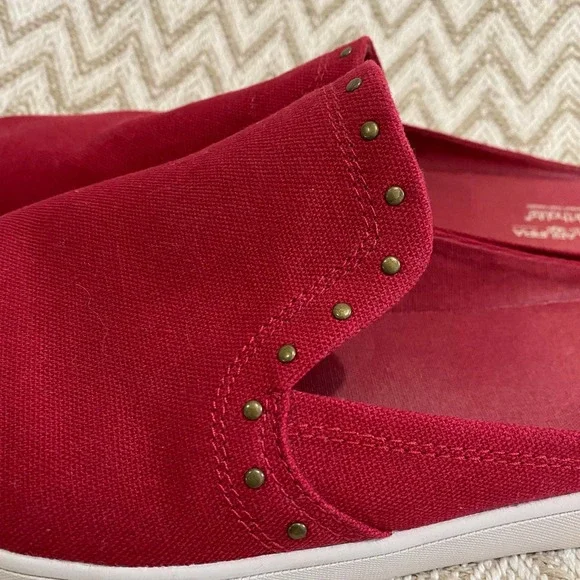 Koolaburra by UGG Darcee Slip On womens size 11 Red White Bronze tone studs EUC - Picture 4 of 10